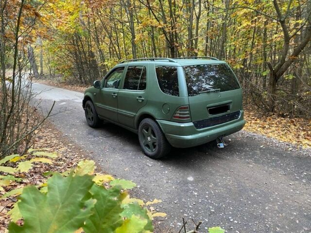 Зелений Мерседес 320, об'ємом двигуна 3.2 л та пробігом 231 тис. км за 2700 $, фото 1 на Automoto.ua