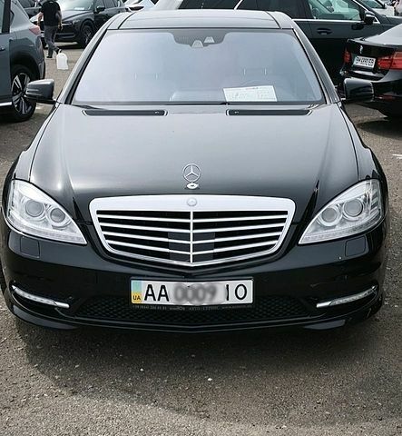 Черный Мерседес 320 Pullman, объемом двигателя 5.5 л и пробегом 275 тыс. км за 14000 $, фото 1 на Automoto.ua