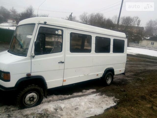 Білий Мерседес 609 пас., об'ємом двигуна 4 л та пробігом 300 тис. км за 4100 $, фото 1 на Automoto.ua