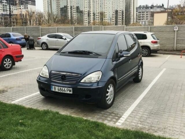 Синий Мерседес А 160, объемом двигателя 1.6 л и пробегом 220 тыс. км за 2550 $, фото 1 на Automoto.ua