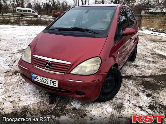 Красный Мерседес А класс, объемом двигателя 1.7 л и пробегом 321 тыс. км за 2650 $, фото 1 на Automoto.ua