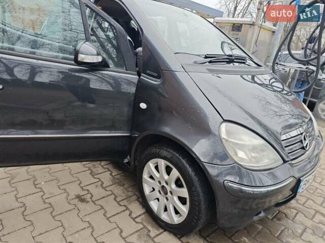 Серый Мерседес А класс, объемом двигателя 1.4 л и пробегом 250 тыс. км за 3500 $, фото 1 на Automoto.ua