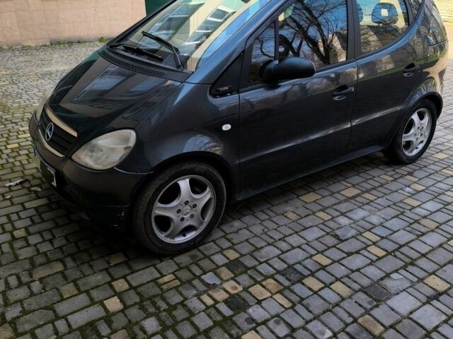 Серый Мерседес А класс, объемом двигателя 1.6 л и пробегом 200 тыс. км за 3000 $, фото 1 на Automoto.ua