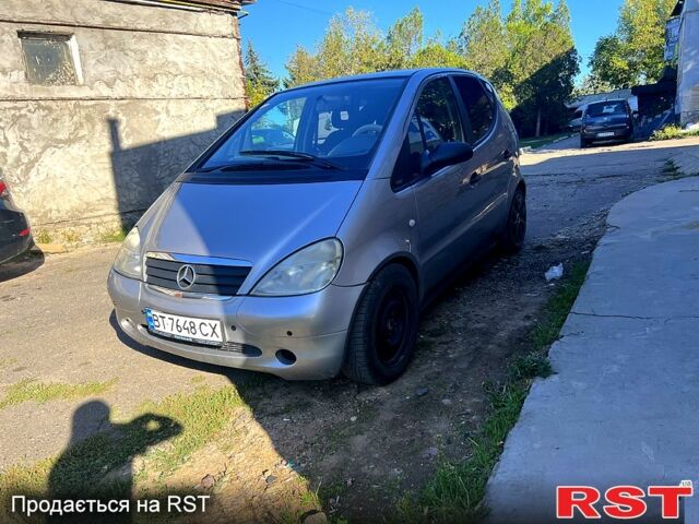 Серый Мерседес А класс, объемом двигателя 1.4 л и пробегом 180 тыс. км за 4000 $, фото 1 на Automoto.ua