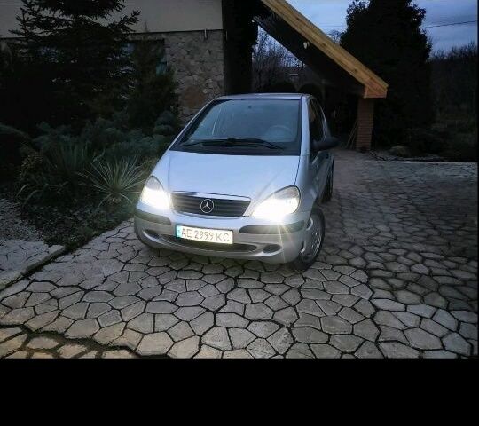 Серый Мерседес А класс, объемом двигателя 1.4 л и пробегом 220 тыс. км за 3600 $, фото 1 на Automoto.ua