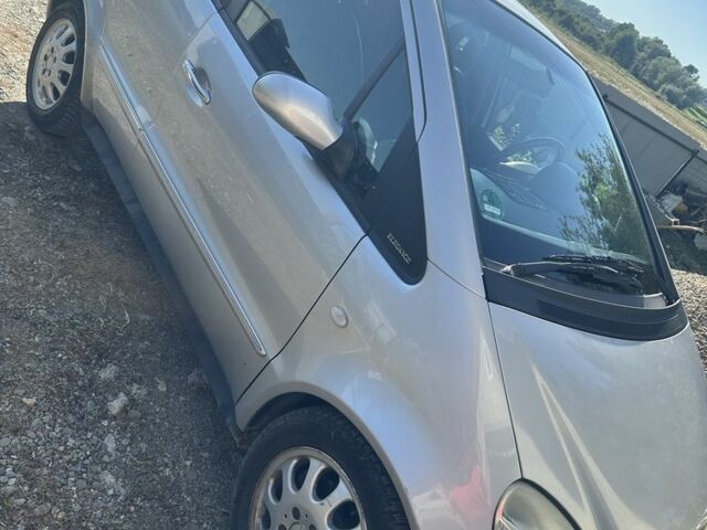 Серый Мерседес А класс, объемом двигателя 1.6 л и пробегом 220 тыс. км за 4550 $, фото 1 на Automoto.ua