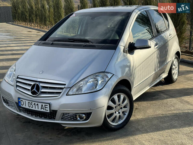 Сірий Мерседес А клас, об'ємом двигуна 1.99 л та пробігом 220 тис. км за 8599 $, фото 1 на Automoto.ua