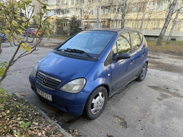 Синий Мерседес А класс, объемом двигателя 1.7 л и пробегом 300 тыс. км за 700 $, фото 1 на Automoto.ua