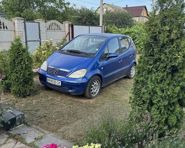 Мерседес А класс 2001 в Коростышеве на Automoto.ua Синий Мерседес А класс, объемом двигателя 1.4 л и пробегом 200 тыс. км за 1600 $, фото 1 на Automoto.ua