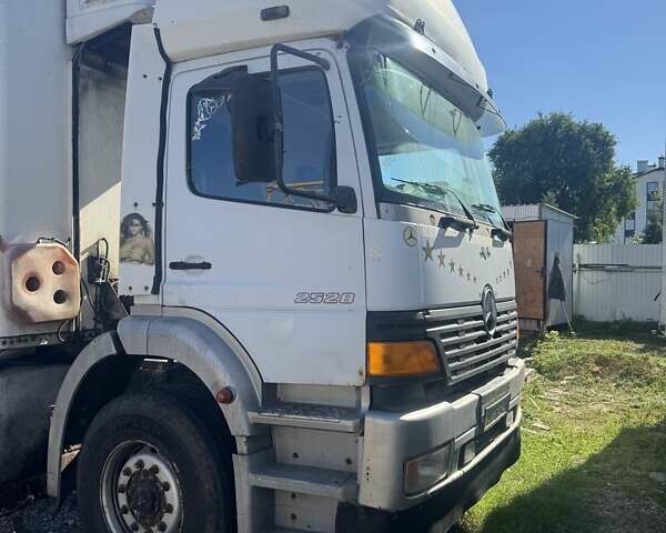 Білий Мерседес Актрос, об'ємом двигуна 6.37 л та пробігом 900 тис. км за 14000 $, фото 1 на Automoto.ua