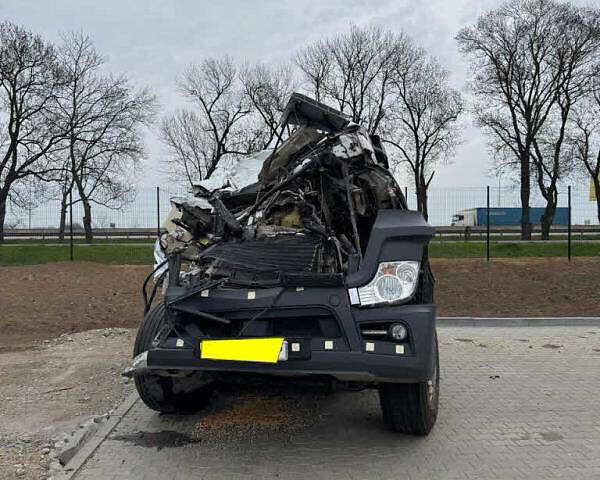 Білий Мерседес Актрос, об'ємом двигуна 12.8 л та пробігом 143 тис. км за 21000 $, фото 1 на Automoto.ua