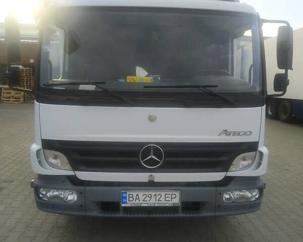 Белый Мерседес Атего, объемом двигателя 4.6 л и пробегом 380 тыс. км за 21171 $, фото 1 на Automoto.ua
