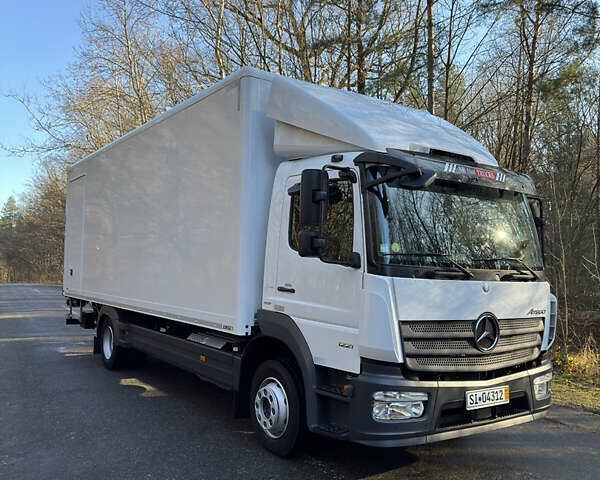 Белый Мерседес Атего, объемом двигателя 5.1 л и пробегом 307 тыс. км за 43700 $, фото 1 на Automoto.ua