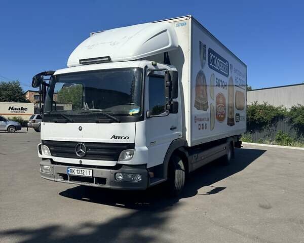 Белый Мерседес Атего, объемом двигателя 4.25 л и пробегом 540 тыс. км за 19500 $, фото 1 на Automoto.ua