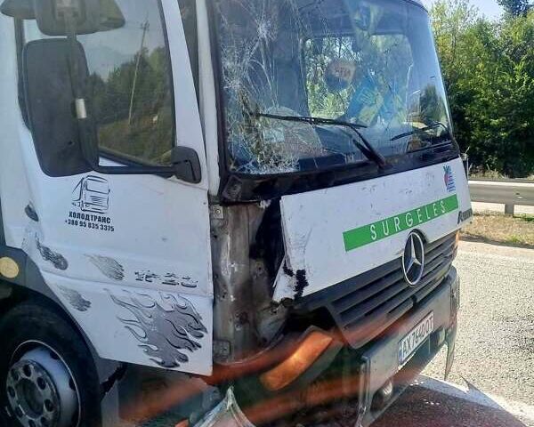 Белый Мерседес Атего, объемом двигателя 6.4 л и пробегом 800 тыс. км за 7000 $, фото 1 на Automoto.ua