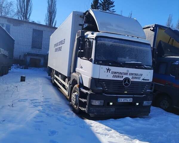 Белый Мерседес Атего, объемом двигателя 6.37 л и пробегом 800 тыс. км за 18000 $, фото 1 на Automoto.ua