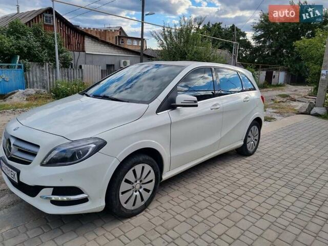 Белый Мерседес Б 200, объемом двигателя 0 л и пробегом 99 тыс. км за 9800 $, фото 1 на Automoto.ua