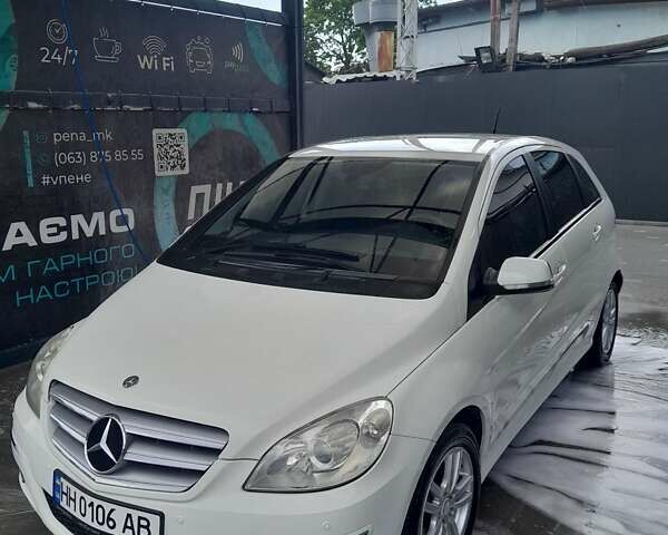 Білий Мерседес Б-клас, об'ємом двигуна 1.7 л та пробігом 96 тис. км за 8500 $, фото 1 на Automoto.ua
