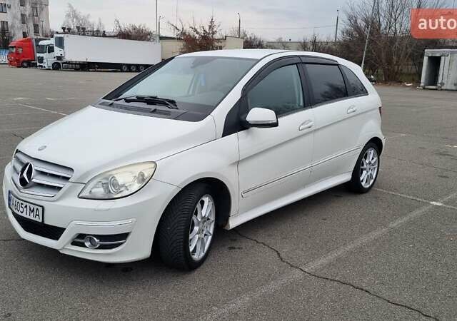 Белый Мерседес Б-класс, объемом двигателя 1.7 л и пробегом 107 тыс. км за 8800 $, фото 1 на Automoto.ua