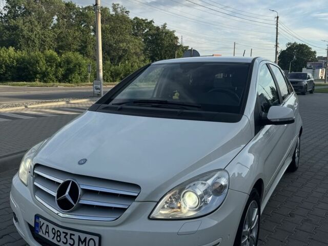 Белый Мерседес Б-класс, объемом двигателя 1.7 л и пробегом 108 тыс. км за 9800 $, фото 1 на Automoto.ua