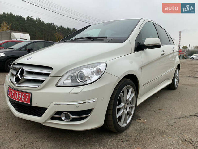 Мерседес Б-клас 2010 у Києві на Automoto.ua Білий Мерседес Б-клас, об'ємом двигуна 1.7 л та пробігом 76 тис. км за 8000 $, фото 1 на Automoto.ua