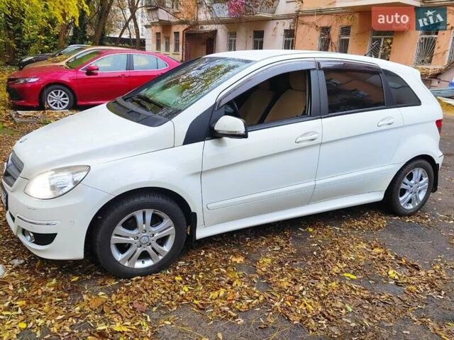 Белый Мерседес Б-класс, объемом двигателя 1.7 л и пробегом 78 тыс. км за 9000 $, фото 1 на Automoto.ua