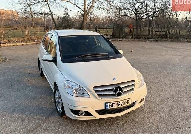 Белый Мерседес Б-класс, объемом двигателя 1.7 л и пробегом 124 тыс. км за 9000 $, фото 1 на Automoto.ua