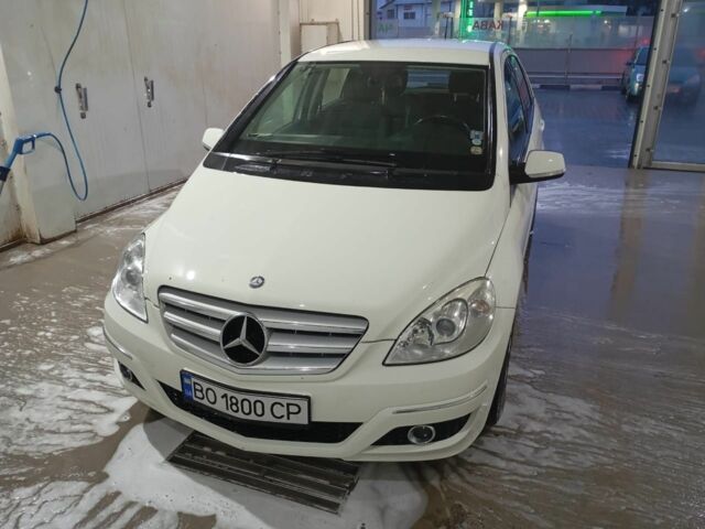 Белый Мерседес Б-класс, объемом двигателя 2 л и пробегом 310 тыс. км за 7500 $, фото 1 на Automoto.ua