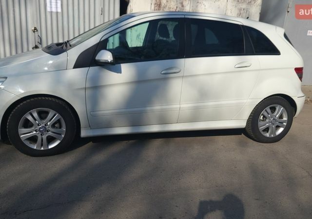 Белый Мерседес Б-класс, объемом двигателя 1.7 л и пробегом 90 тыс. км за 9000 $, фото 1 на Automoto.ua