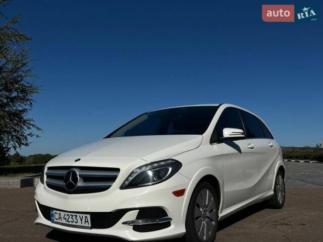 Белый Мерседес Б-класс, объемом двигателя 0 л и пробегом 114 тыс. км за 10000 $, фото 1 на Automoto.ua