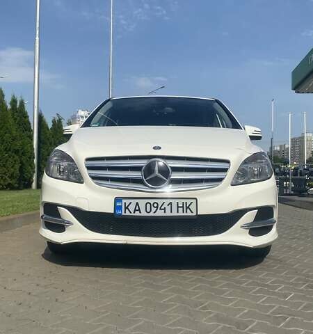 Білий Мерседес Б-клас, об'ємом двигуна 2 л та пробігом 156 тис. км за 12600 $, фото 1 на Automoto.ua
