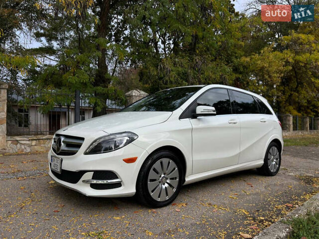 Белый Мерседес Б-класс, объемом двигателя 0 л и пробегом 132 тыс. км за 8999 $, фото 1 на Automoto.ua