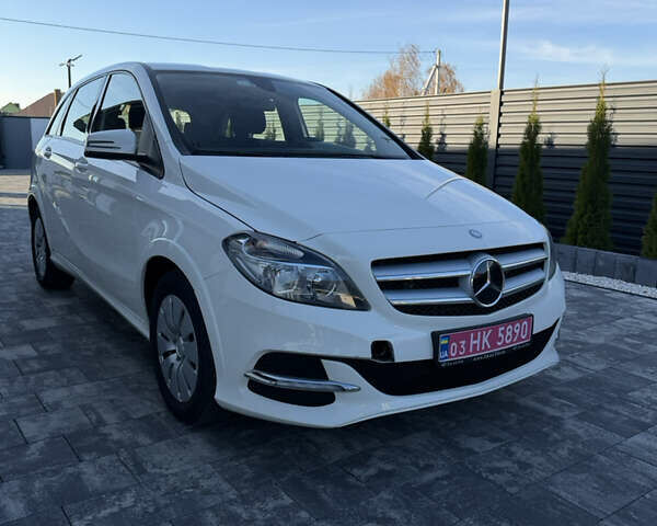 Белый Мерседес Б-класс, объемом двигателя 0 л и пробегом 134 тыс. км за 8700 $, фото 1 на Automoto.ua