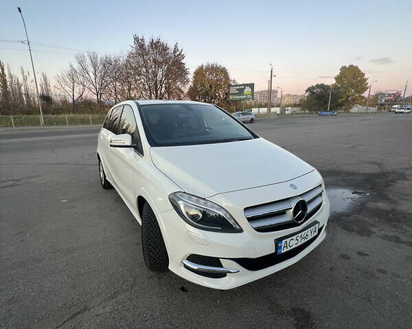 Белый Мерседес Б-класс, объемом двигателя 0 л и пробегом 108 тыс. км за 11500 $, фото 1 на Automoto.ua