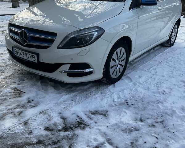 Белый Мерседес Б-класс, объемом двигателя 0 л и пробегом 90 тыс. км за 10999 $, фото 1 на Automoto.ua