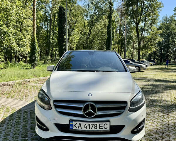 Белый Мерседес Б-класс, объемом двигателя 2.14 л и пробегом 238 тыс. км за 12000 $, фото 1 на Automoto.ua