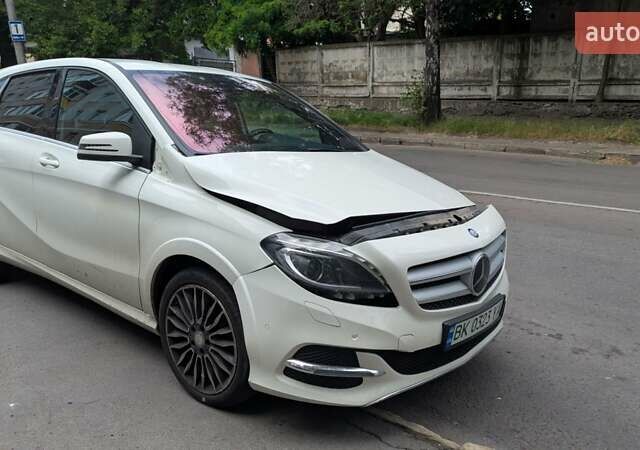 Белый Мерседес Б-класс, объемом двигателя 0 л и пробегом 120 тыс. км за 6999 $, фото 1 на Automoto.ua
