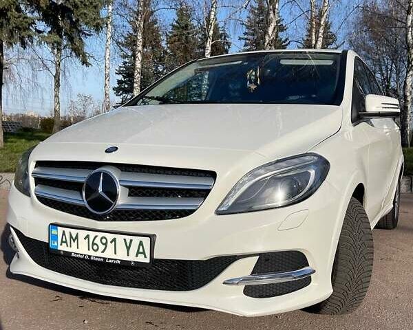 Білий Мерседес Б-клас, об'ємом двигуна 0 л та пробігом 140 тис. км за 11000 $, фото 1 на Automoto.ua