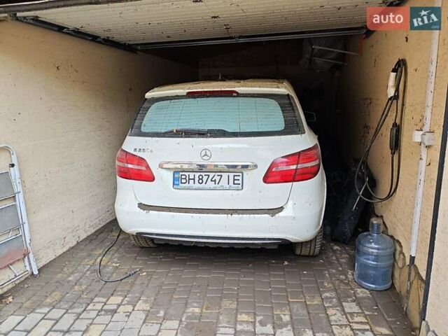 Білий Мерседес Б-клас, об'ємом двигуна 0 л та пробігом 70 тис. км за 7000 $, фото 1 на Automoto.ua