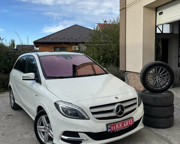 Мерседес Б-класс 2017 в Виннице на Automoto.ua Белый Мерседес Б-класс, объемом двигателя 0 л и пробегом 64 тыс. км за 10500 $, фото 1 на Automoto.ua