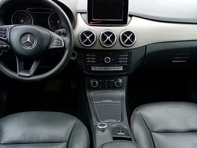 Белый Мерседес Б-класс, объемом двигателя 1.5 л и пробегом 317 тыс. км за 10000 $, фото 1 на Automoto.ua