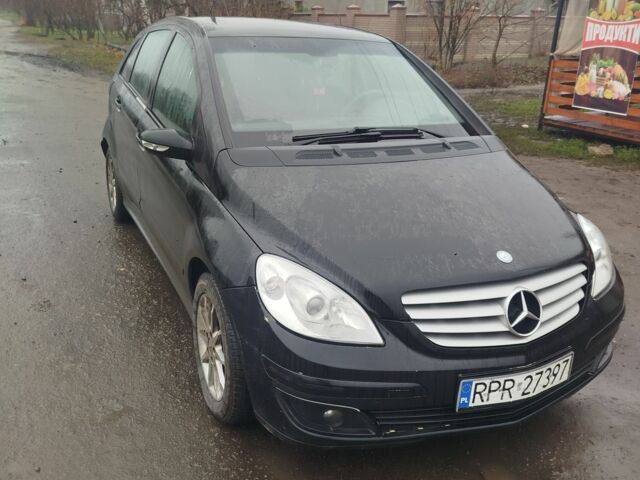 Черный Мерседес Б-класс, объемом двигателя 2 л и пробегом 280 тыс. км за 3500 $, фото 1 на Automoto.ua