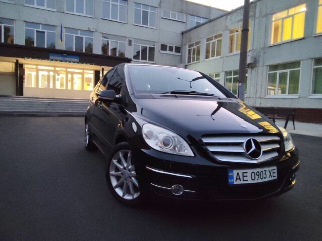 Черный Мерседес Б-класс, объемом двигателя 1.7 л и пробегом 150 тыс. км за 8000 $, фото 1 на Automoto.ua