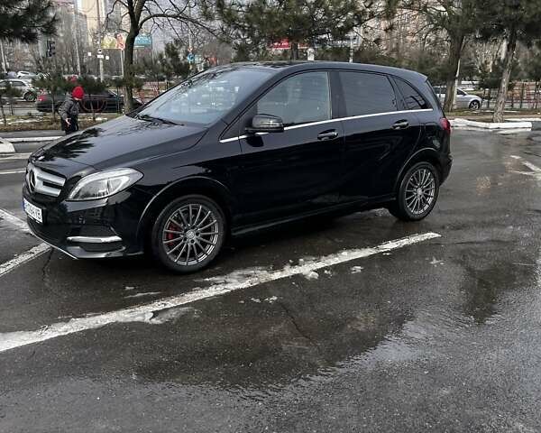 Черный Мерседес Б-класс, объемом двигателя 0 л и пробегом 140 тыс. км за 10000 $, фото 1 на Automoto.ua