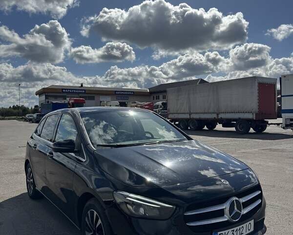 Черный Мерседес Б-класс, объемом двигателя 1.33 л и пробегом 200 тыс. км за 19900 $, фото 1 на Automoto.ua