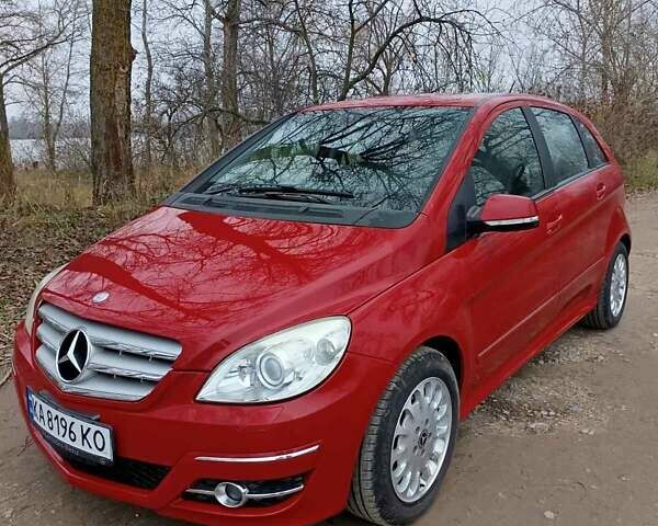 Красный Мерседес Б-класс, объемом двигателя 1.7 л и пробегом 165 тыс. км за 7200 $, фото 1 на Automoto.ua