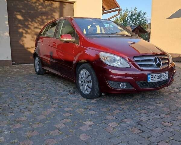 Красный Мерседес Б-класс, объемом двигателя 1.99 л и пробегом 208 тыс. км за 8500 $, фото 1 на Automoto.ua