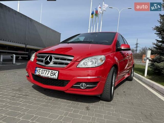 Красный Мерседес Б-класс, объемом двигателя 1.7 л и пробегом 148 тыс. км за 9000 $, фото 1 на Automoto.ua