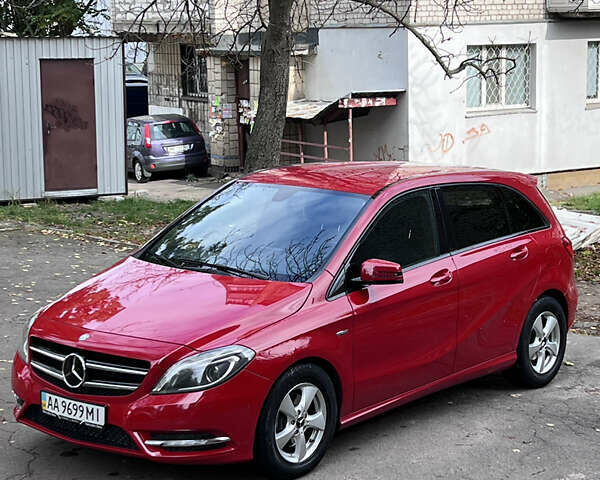 Красный Мерседес Б-класс, объемом двигателя 1.8 л и пробегом 130 тыс. км за 10999 $, фото 1 на Automoto.ua