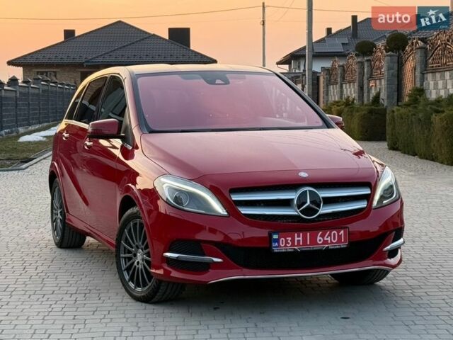 Красный Мерседес Б-класс, объемом двигателя 0 л и пробегом 146 тыс. км за 9700 $, фото 1 на Automoto.ua